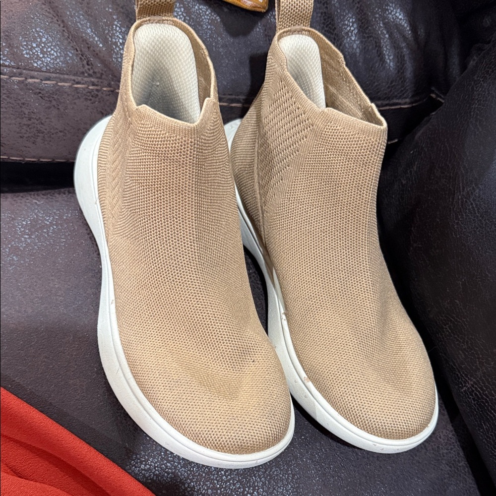 Vivaia Tan Slip-On Women's Sneakers boots